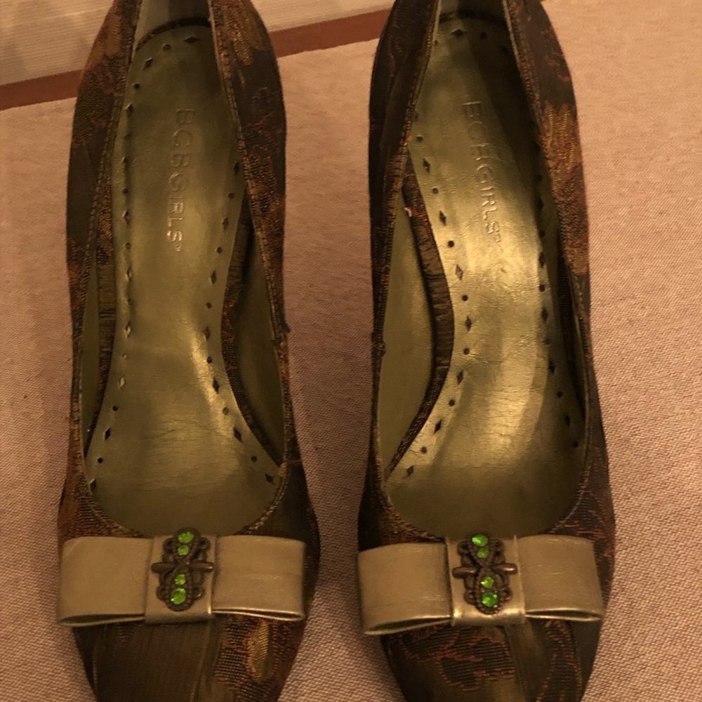 BCBG Girls green brocade heels with bow detail size 7